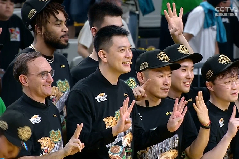 加拿大队球员团结一心攜手冲击冠军的简单介绍