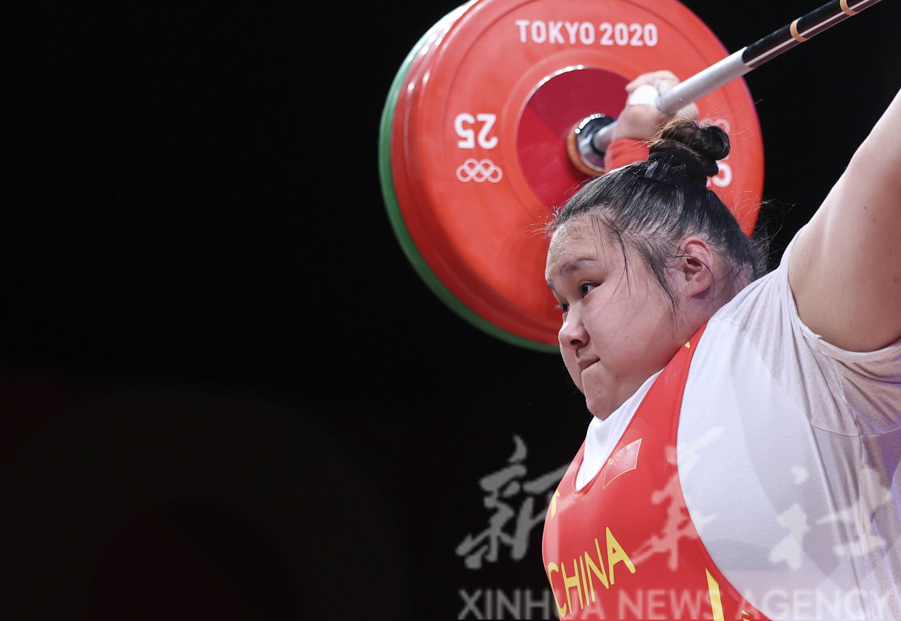 关于女子举重选手破纪录夺金，绝不认输的信息