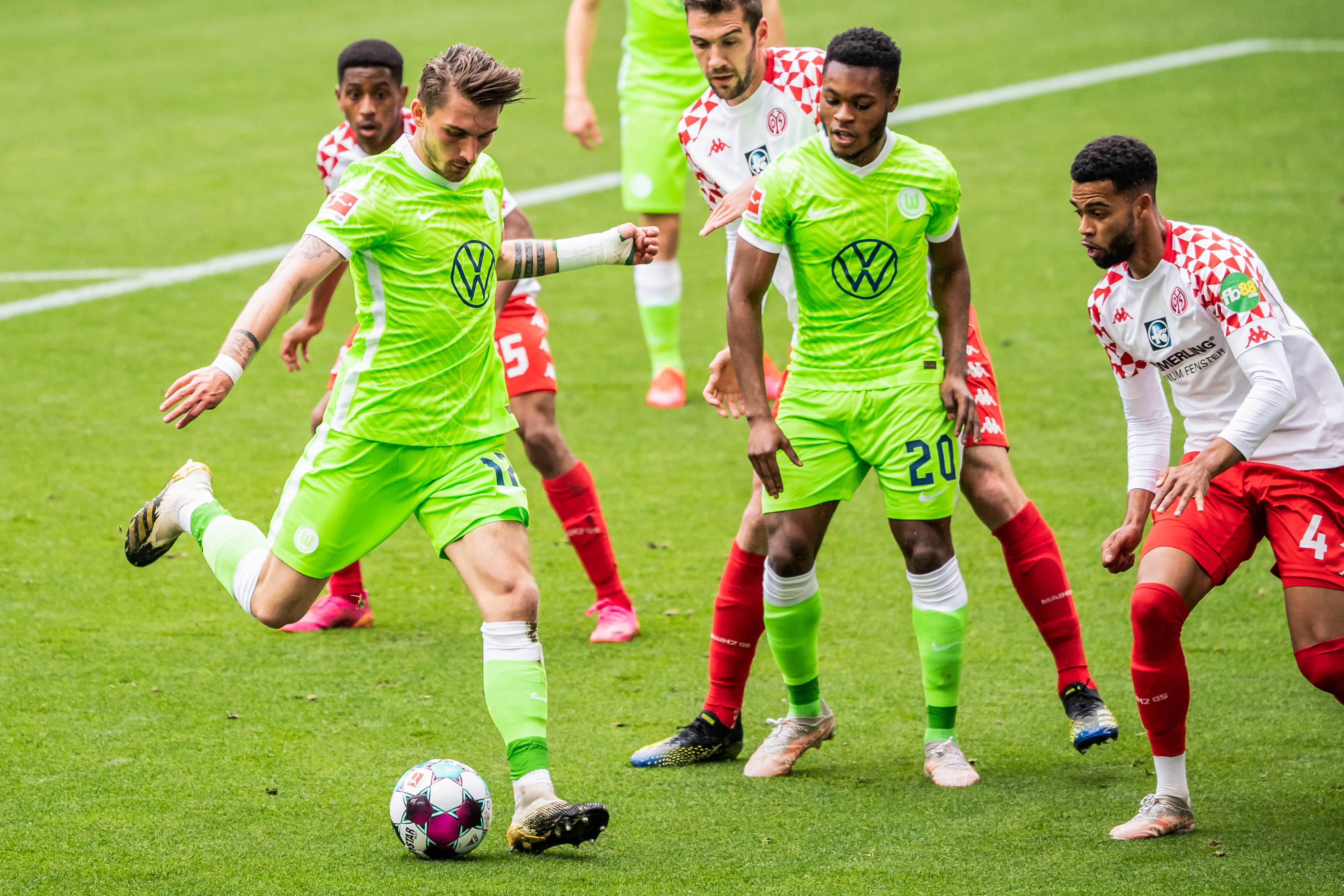 包含狼堡队主力球员因伤缺席下一场比赛的词条