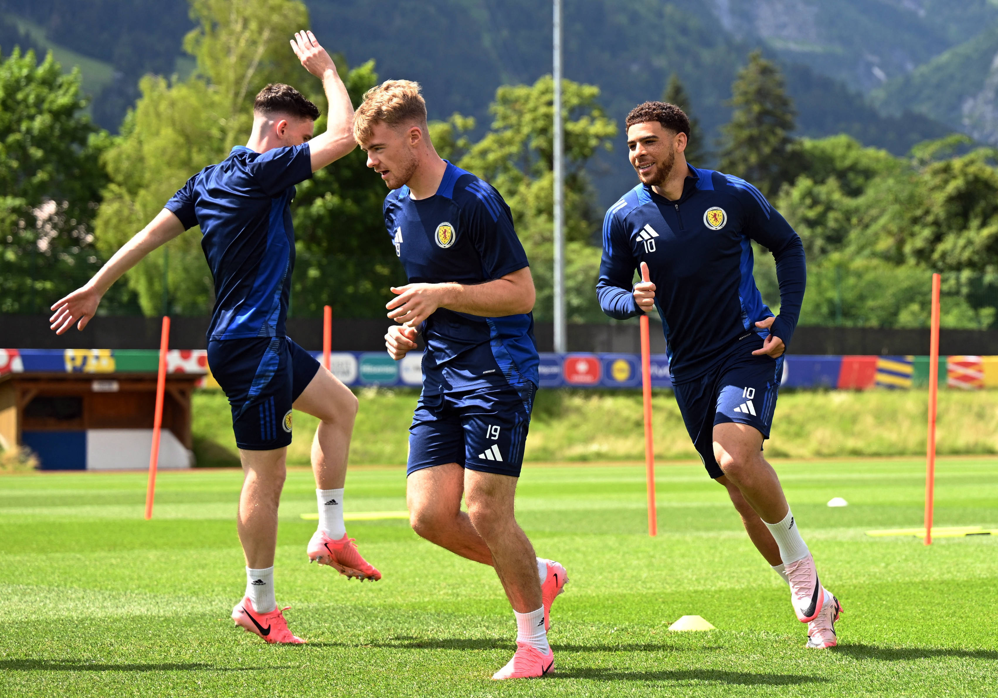 PG电子试玩官网-冰岛队被匈牙利击溃，小组赛苦不堪言