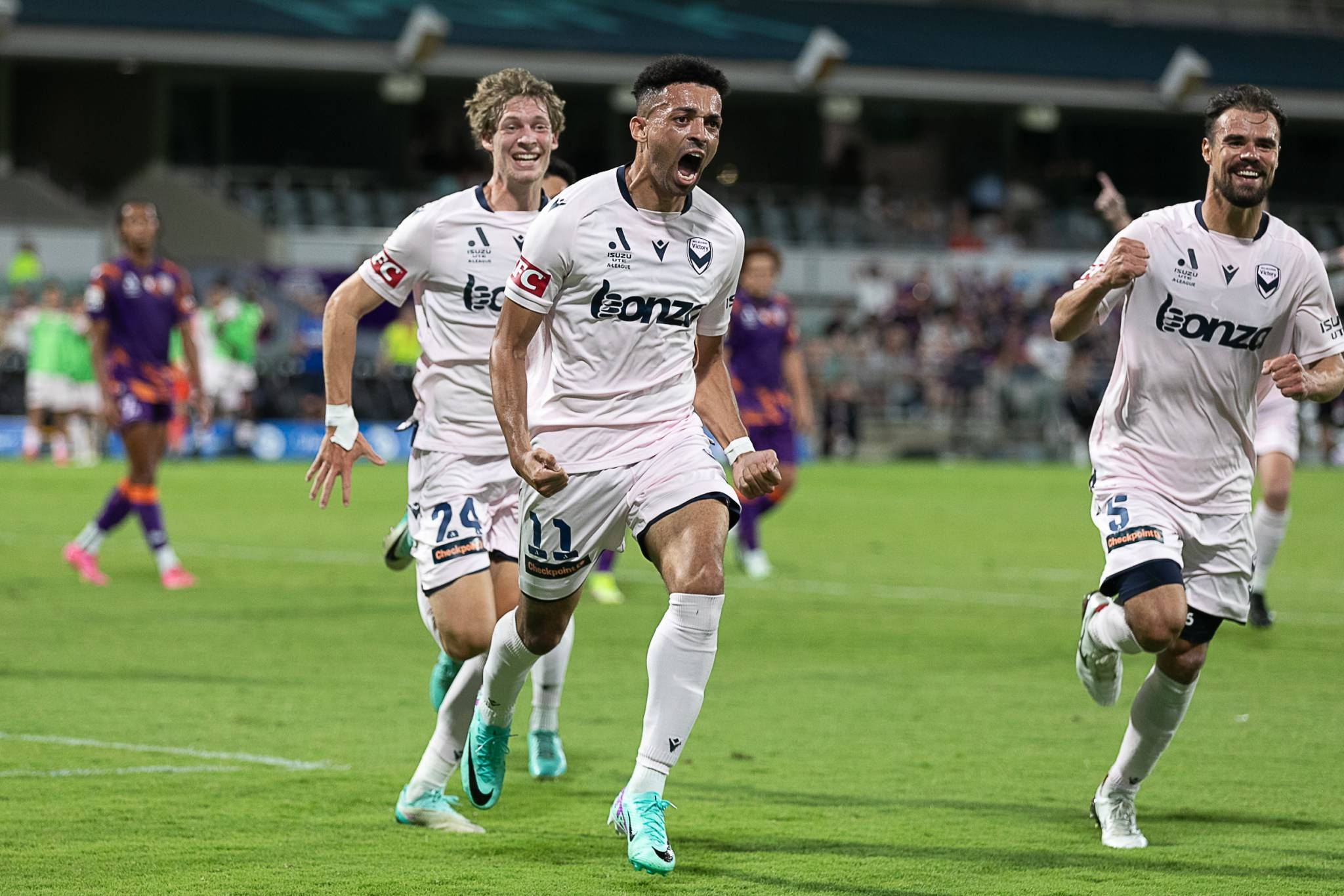 客场作战取得关键胜利，球队晋级下一轮的简单介绍