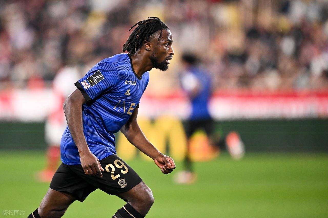 尼斯队球员训练积极，力求提高个人水平的简单介绍