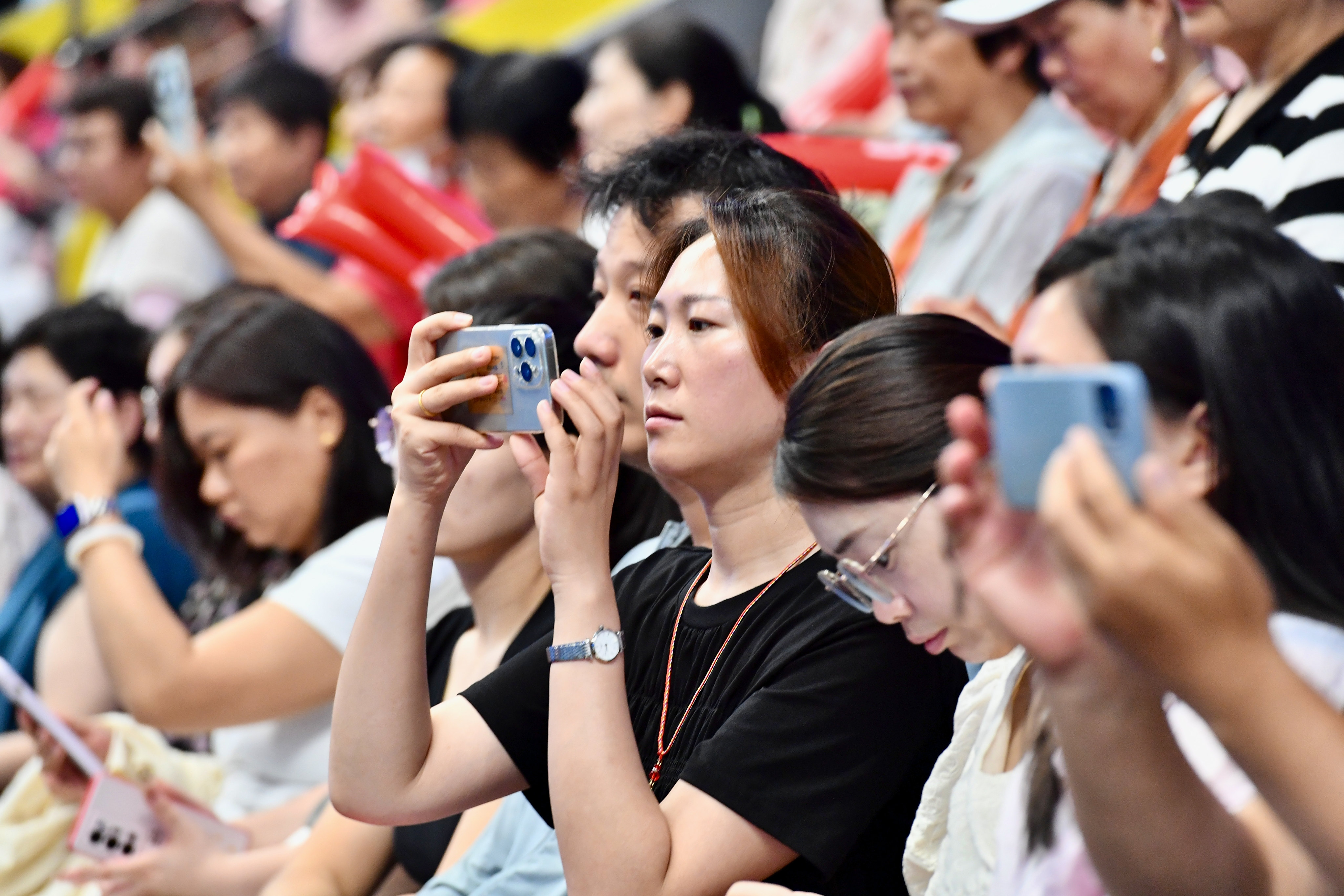 淘汰赛火热开打球迷狂热热情高涨