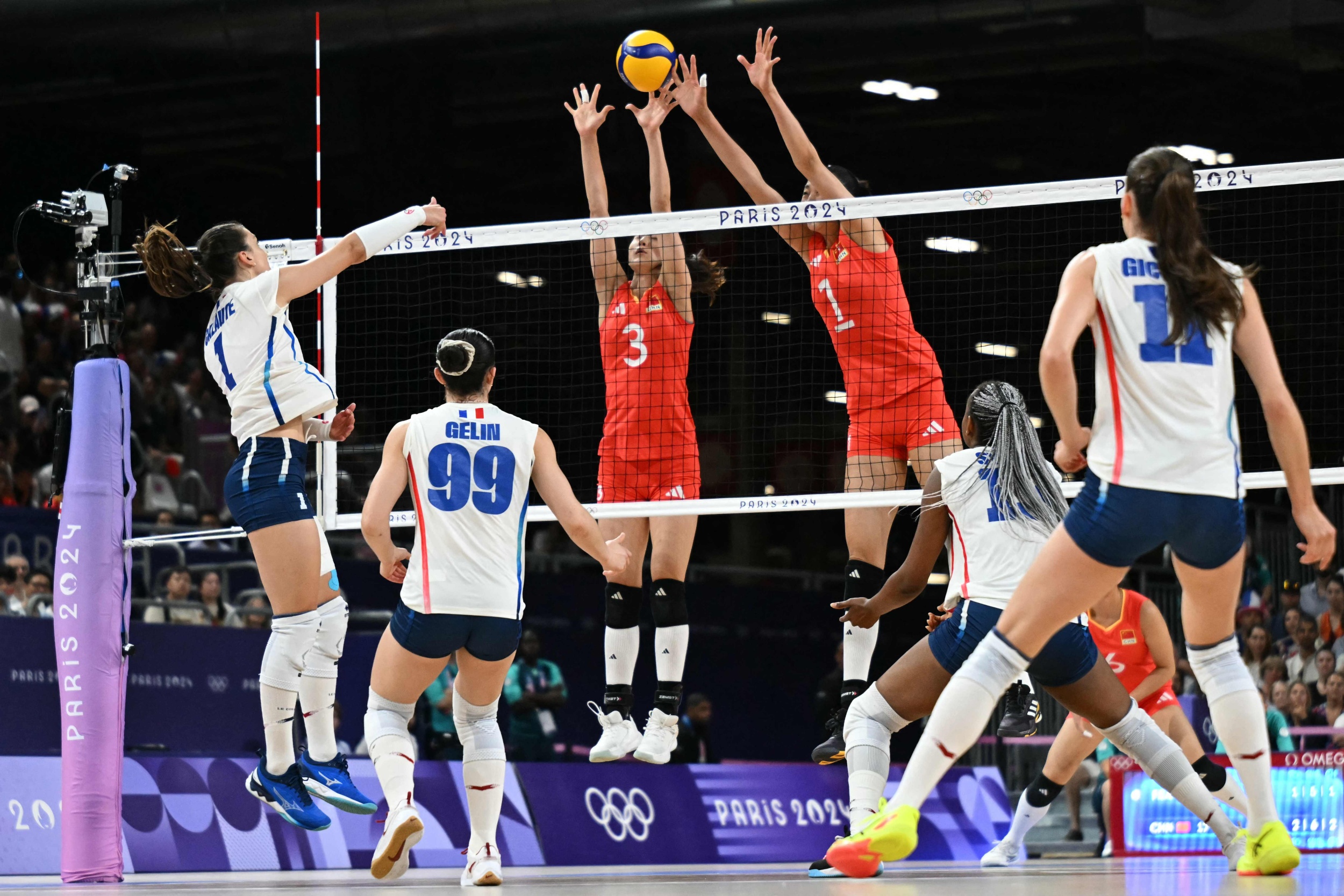 法国奥运代表团表现抢眼，喜获举重银牌