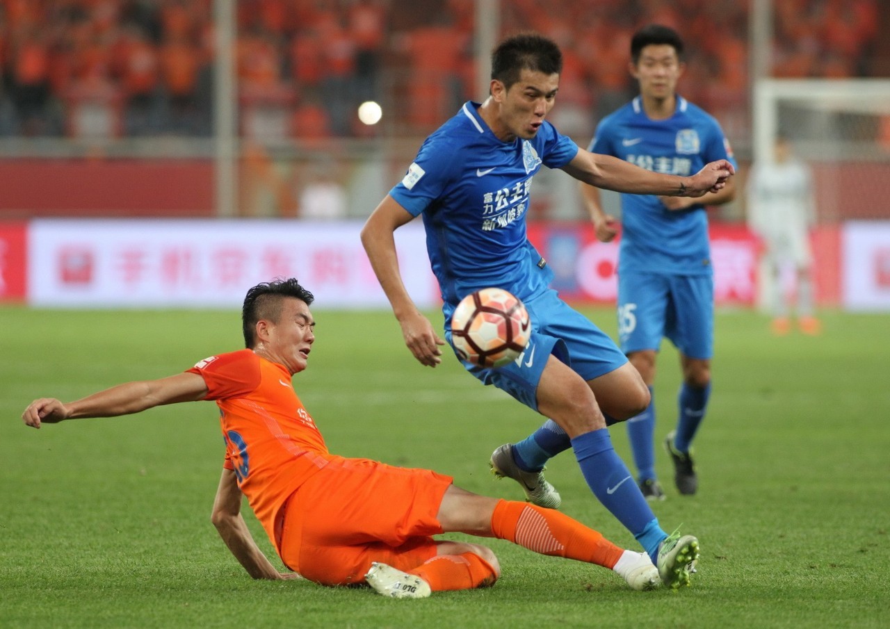 广州富力遭遇连败，球队面临保级压力