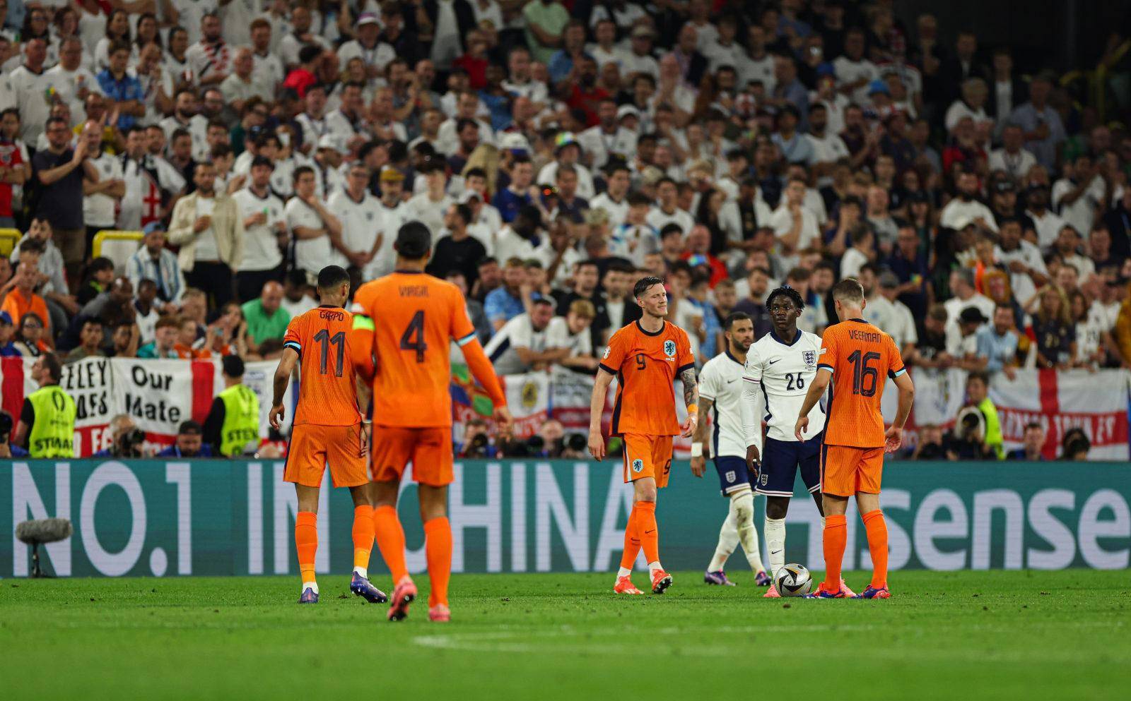 PG平台-包含欧洲杯预选赛搏击赛场，球员们拼搏奋斗追梦的词条