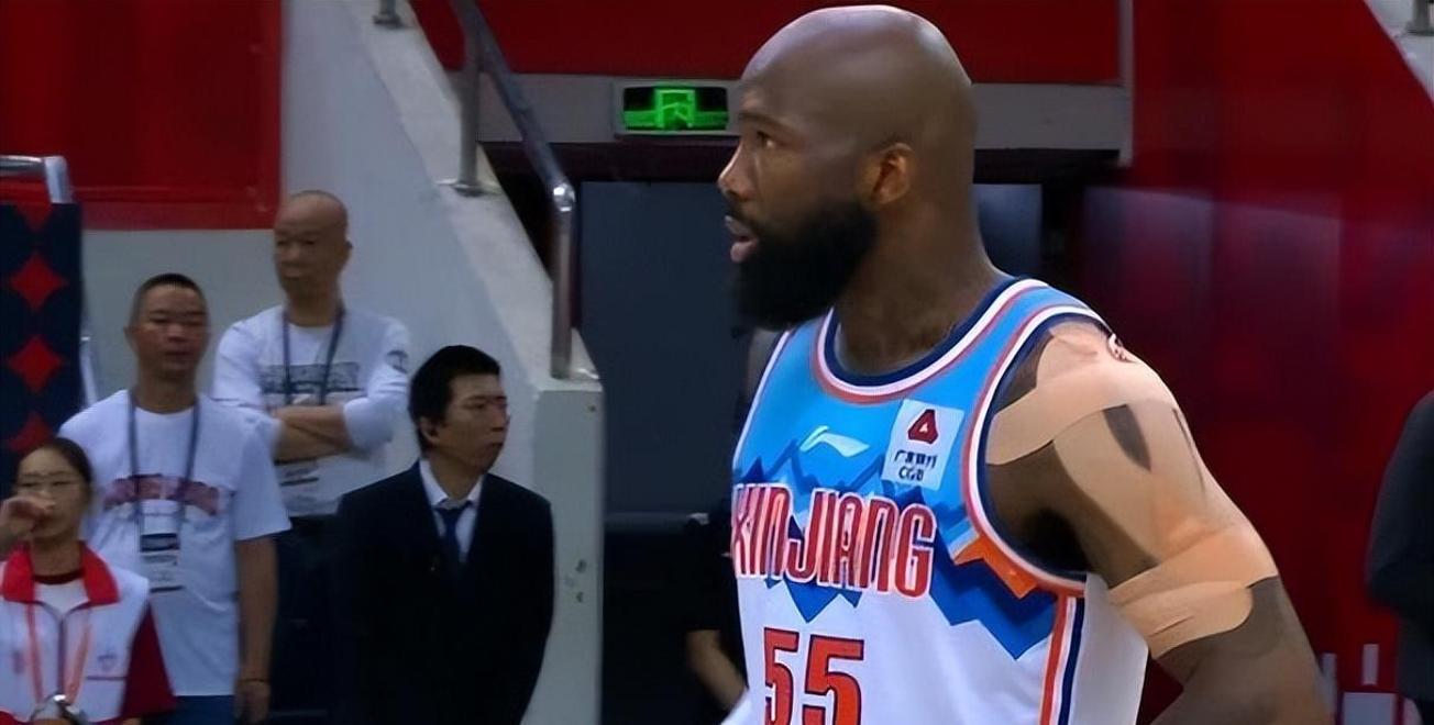 战术调整灵活，助球队击败强敌晋级