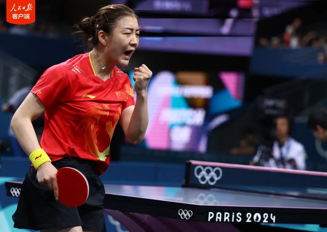 比赛中女运动员表现出色，助球队取得胜利的简单介绍