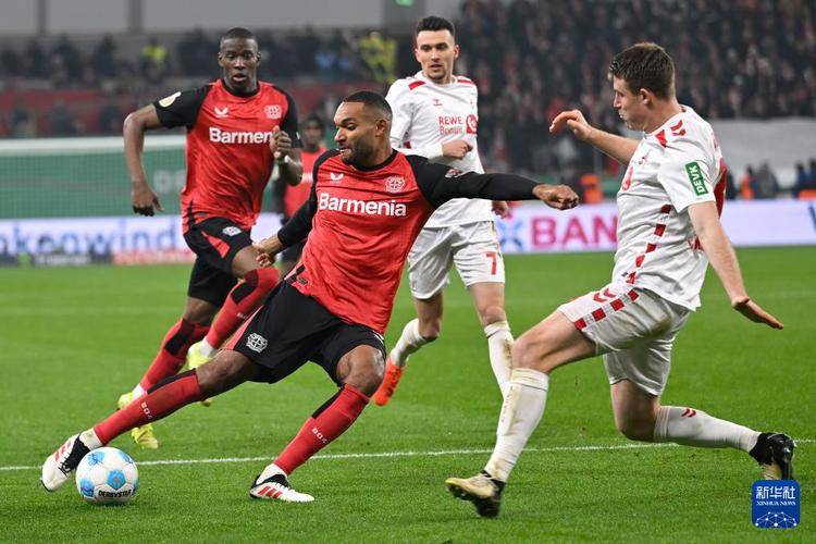 足球赛场上发生的精彩瞬间令人惊叹