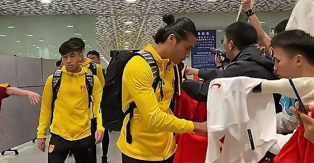 韩国队在比赛中克服困难取得胜利