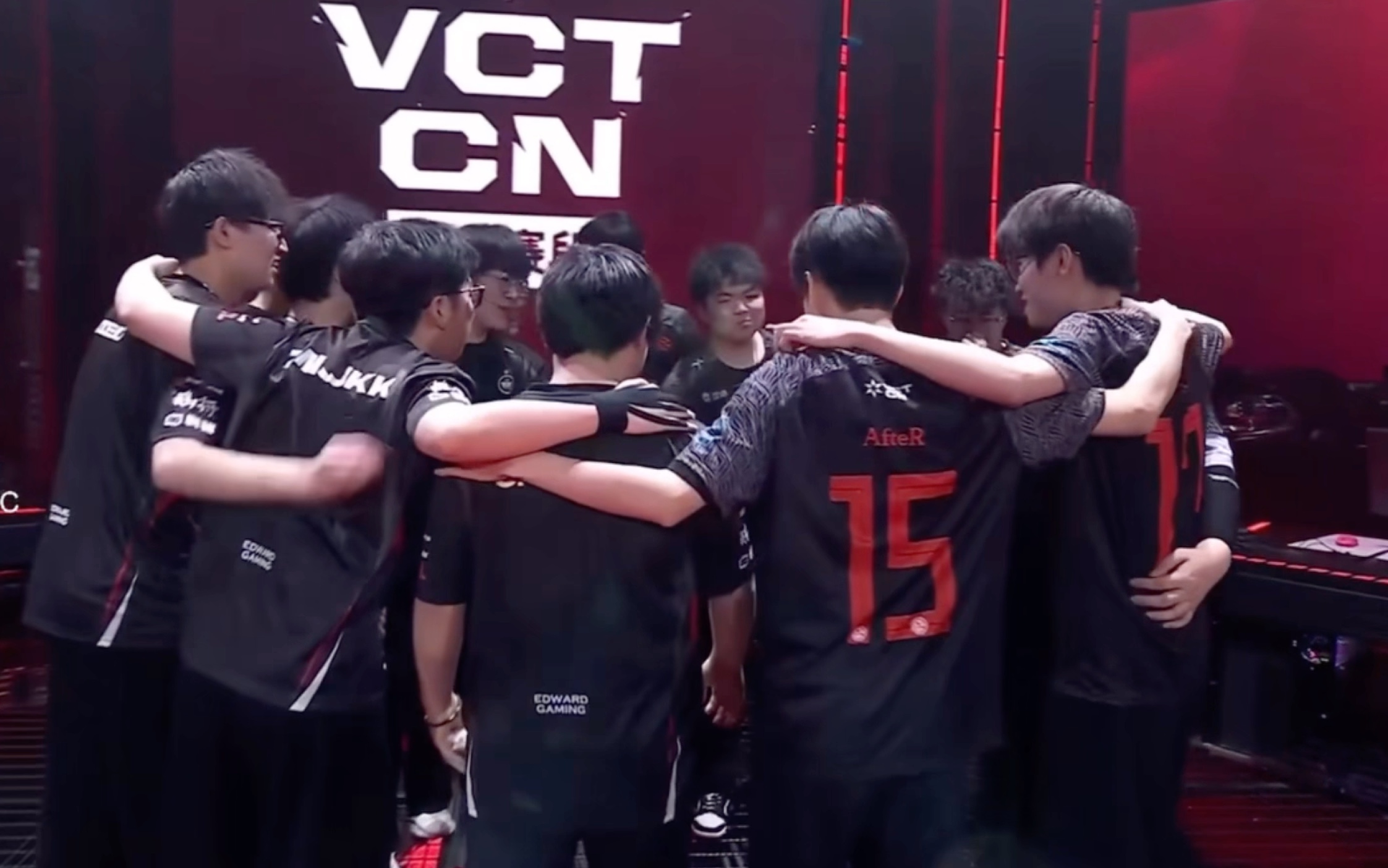 EDG力克MAD，Viper团战一打五峡谷大战全球总决赛，点燃全场激情