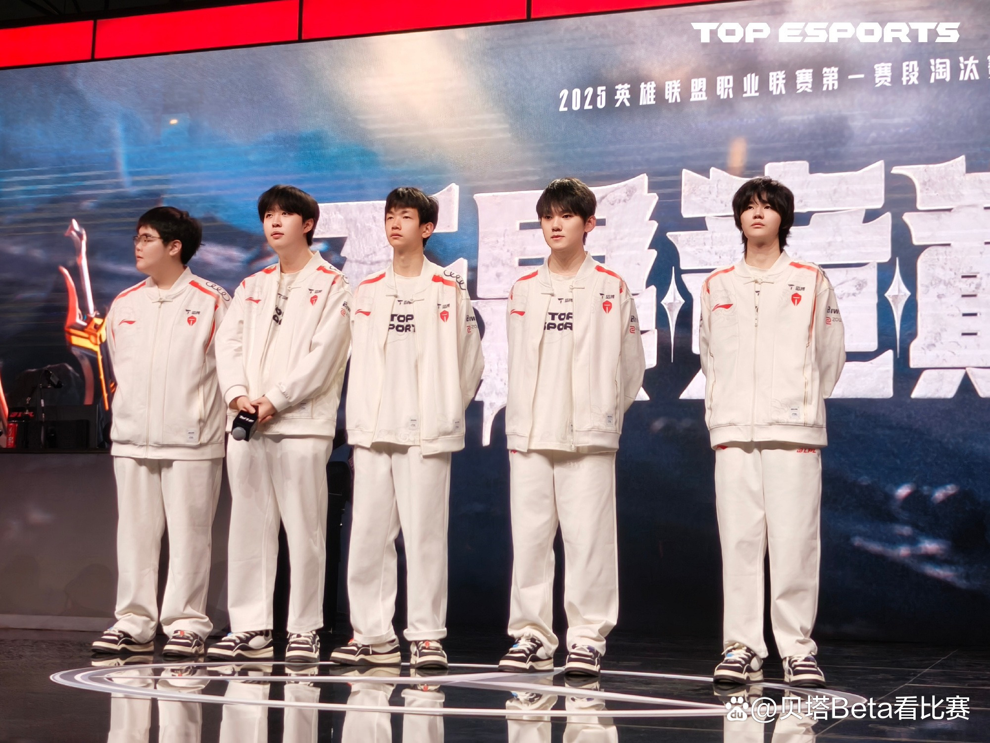 包含FPX鏖战HLE，Xiaohu开启传奇时刻强强对话入围赛，让粉丝疯狂欢呼的词条