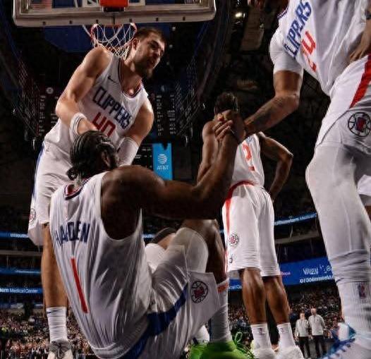 PG平台-湖人大胜尼克斯，取得三连胜