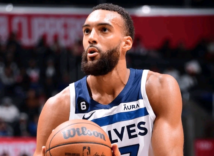 PG电子游戏-爵士遭遇三连败，戈贝尔受伤退出比赛