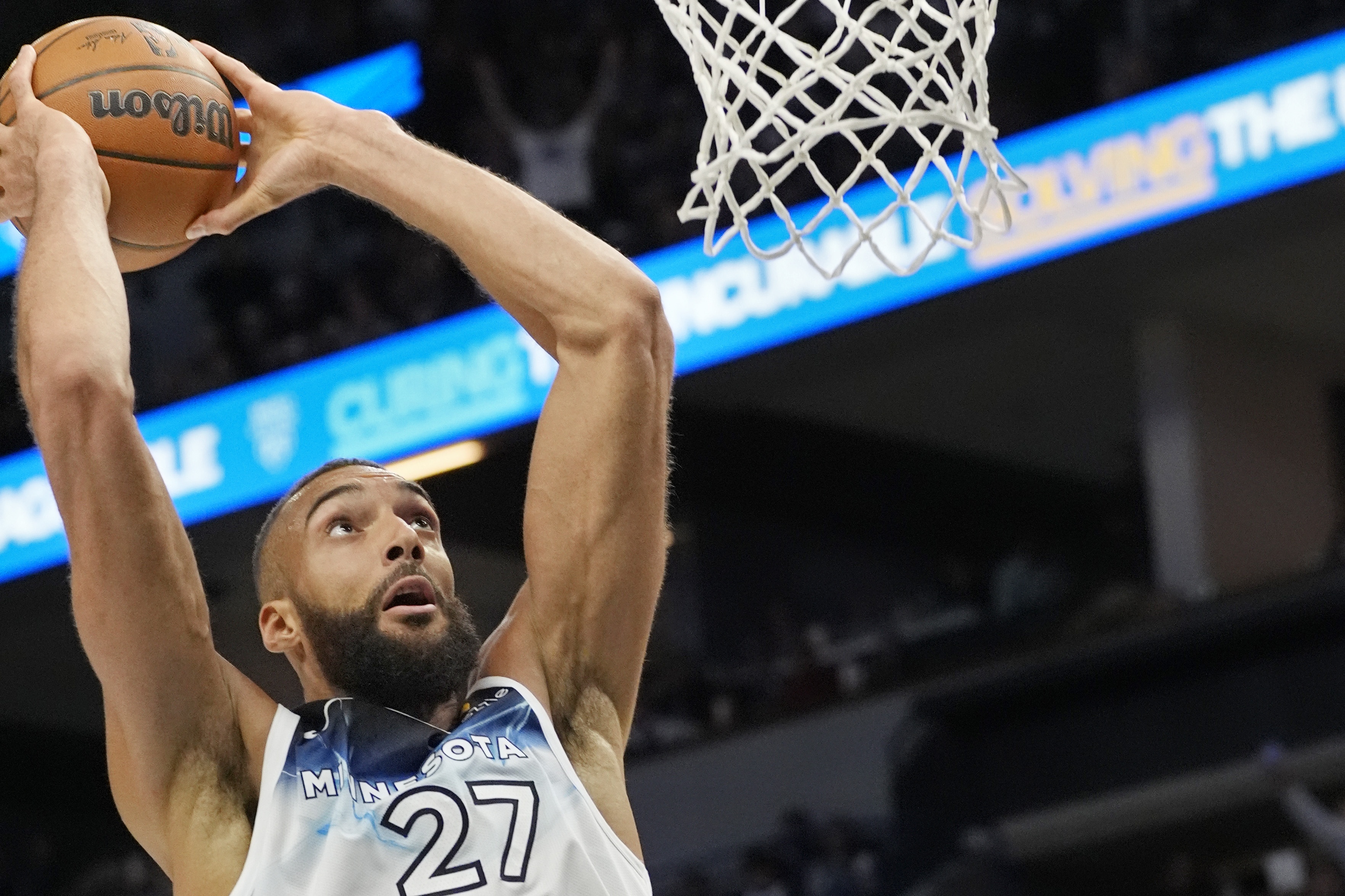 爵士遭遇三连败，戈贝尔受伤退出比赛