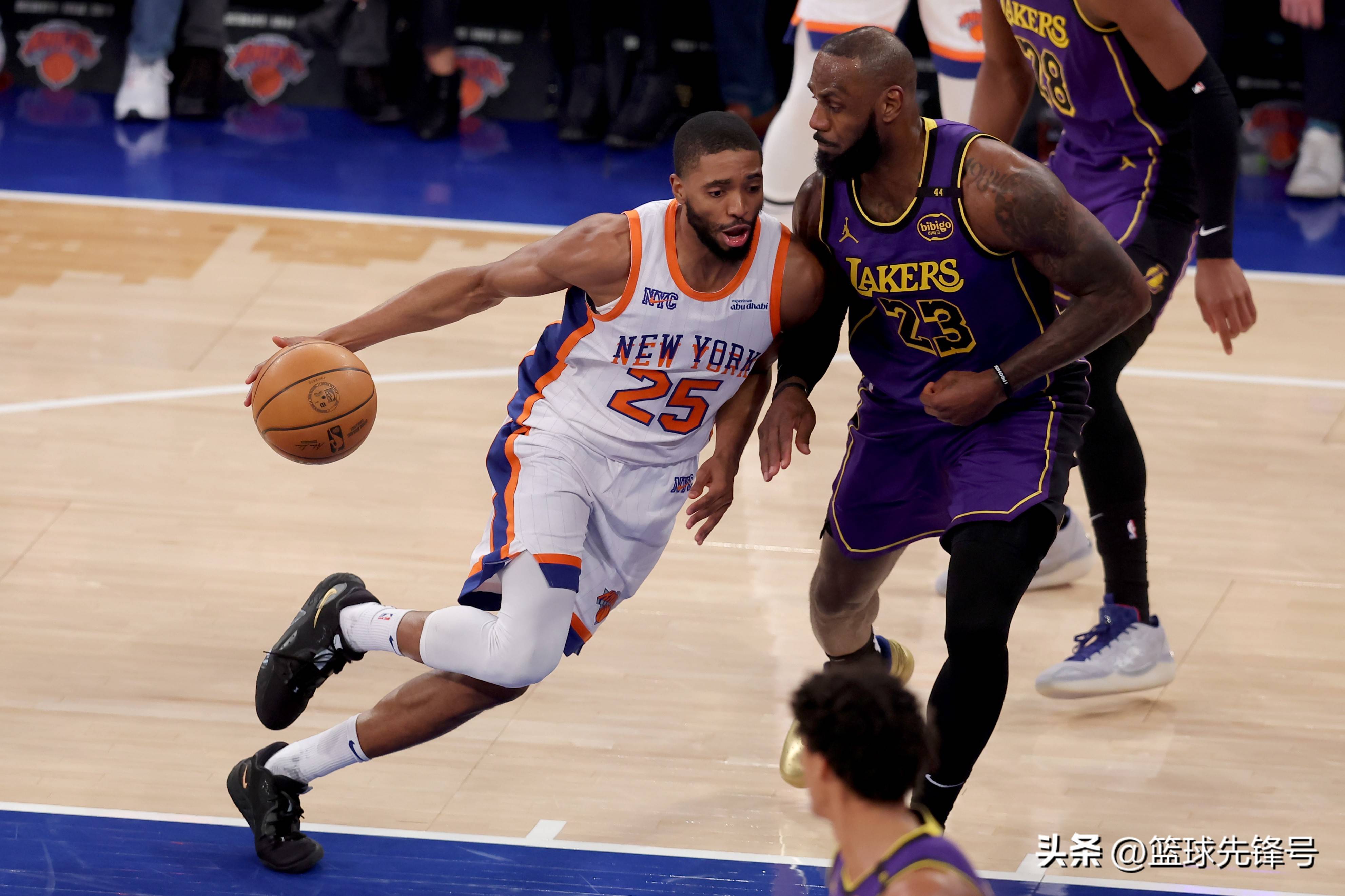 西部激战火箭险胜鹈鹕