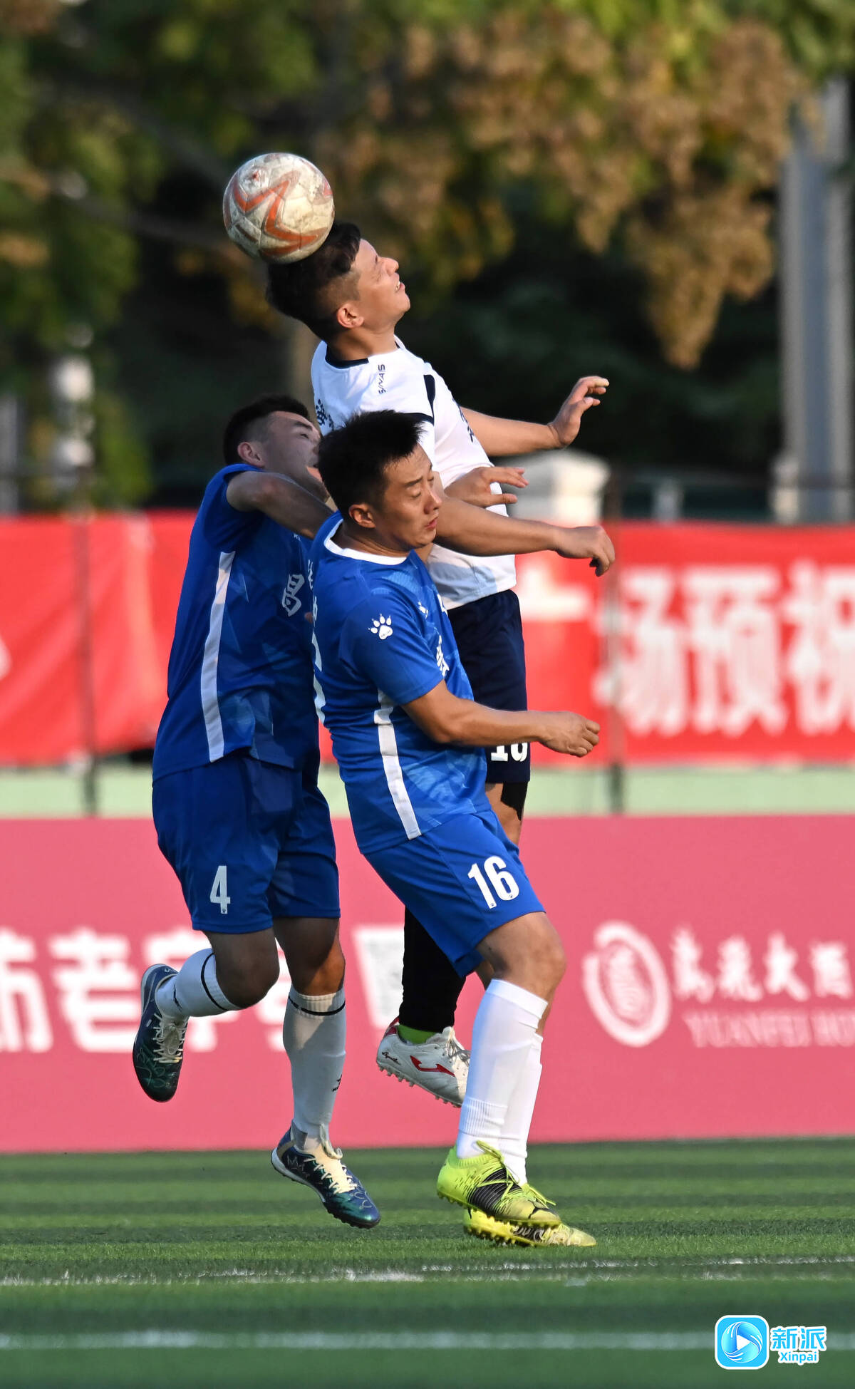 国内足球赛事激战，球员展现出色表现